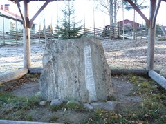 117-Gunnarskog Hembygsgarden Skramlesten runensteen ca. 500 na Chr. Tekst - Otavin schreef - Ik voel gevaar