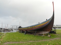 49-Roskilde  Roskildefjord met vissers en vikingschepenmuseum