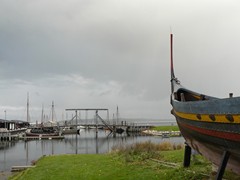 50-Roskilde  Roskildefjord met vissers en vikingschepenmuseum