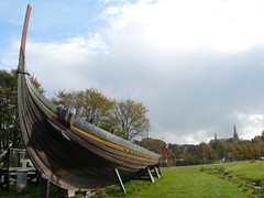 51-Roskilde  Replica vikingschip met zicht op Domkirke